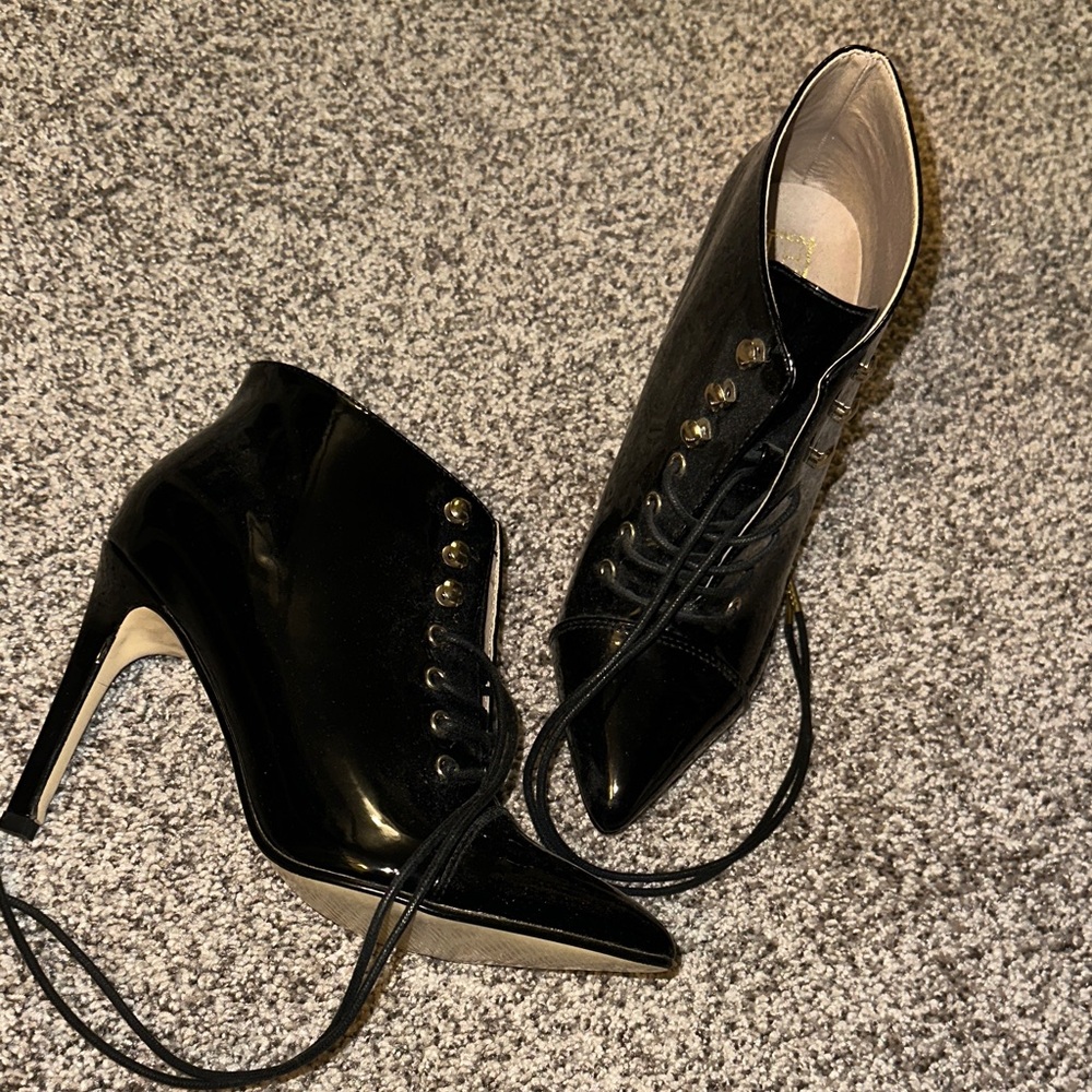 Elegant Women's Heeled Ankle Boots- black color